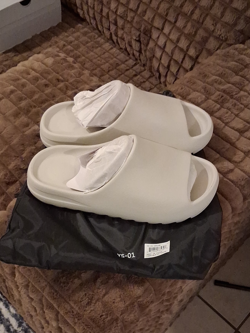 Yeezy Slide Sandals in Cream